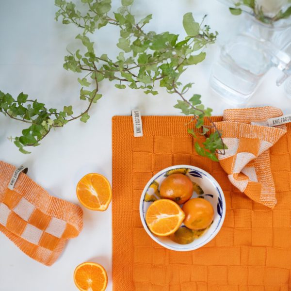 groene-schoonmaakwinkel-duurzaam-schoonmaken-milieuvriendelijk-keukentextiel-knitfactory-knit-factory-gebreide-textiel-pannenlap-block-ecru-orange1