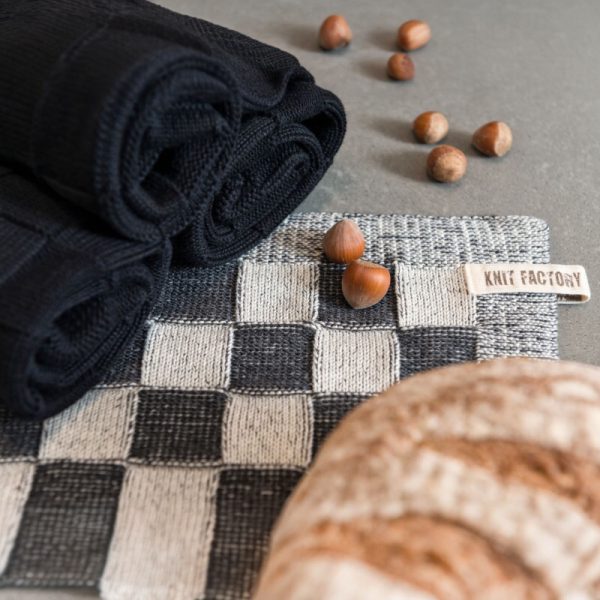 groene-schoonmaakwinkel-duurzaam-schoonmaken-milieuvriendelijk-keukentextiel-knitfactory-knit-factory-keukendoek-gebreide-textiel-block-ecru-antraciet2