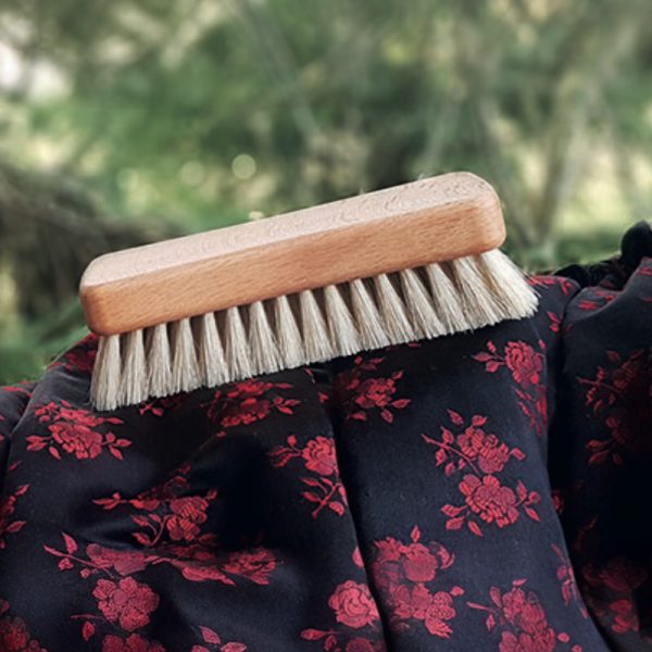 groene-schoonmaakwinkel-duurzaam-schoonmaken-borstels-waldkraft-kleerborstel-naturel-paardenhaar