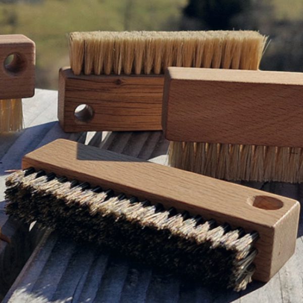 groene-schoonmaakwinkel-duurzaam-schoonmaken-borstels-waldkraft-nagelborstel-smal-gat-haar-wildzwijn-grijs-eiken