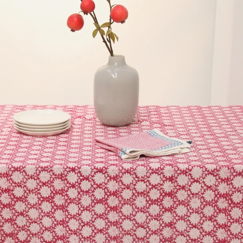 de-groene-schoonmaakwinkel-duurzaam-schoonmaken-milieuvriendelijk-keukentextiel-Rozablue-Tafellaken_Breezy_Cherry_sfeerbeeld_2