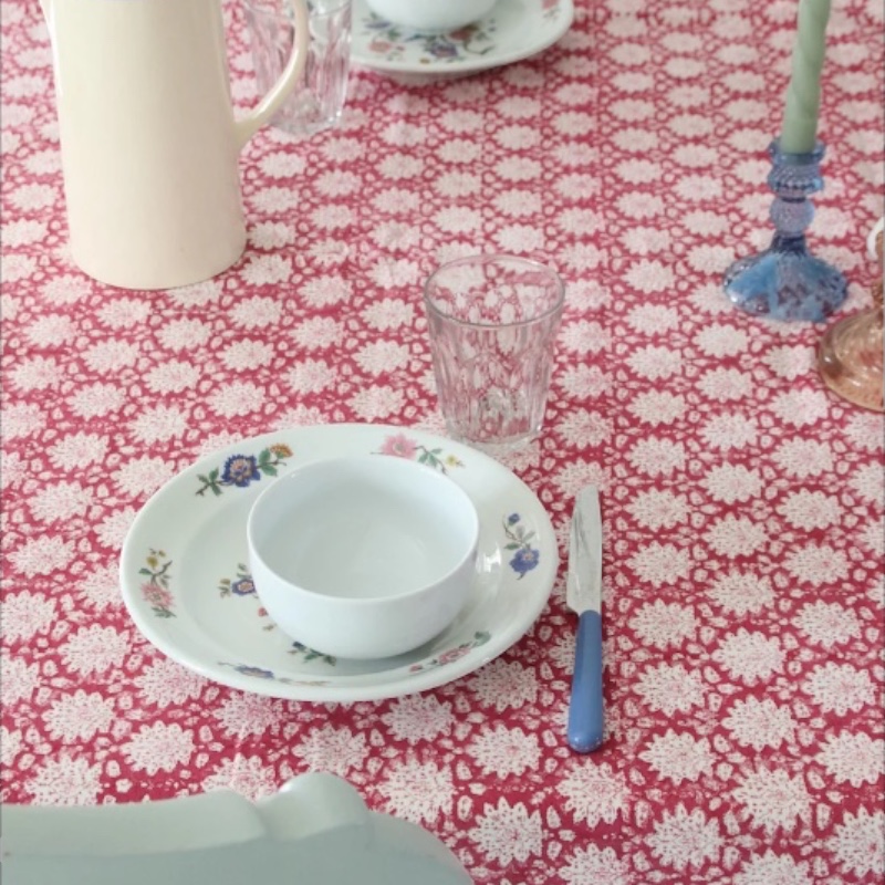 de-groene-schoonmaakwinkel-duurzaam-schoonmaken-milieuvriendelijk-keukentextiel-Rozablue-Tafellaken_Breezy_Cherry_sfeerbeeld_3
